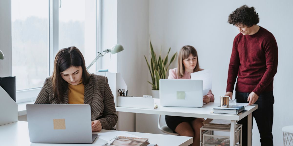Imagen ilustrativa: personas trabajando con ordenadores en una oficina